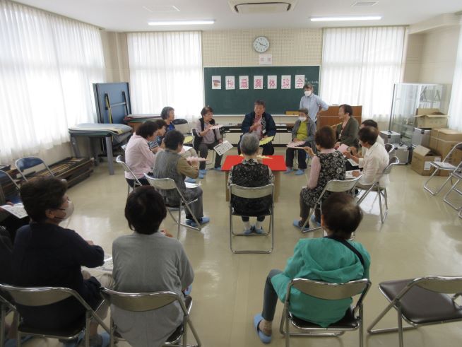 いきいきサロンモクレン会で投扇興（とうせんきょう）を市之久田会館で体験をしている様子。